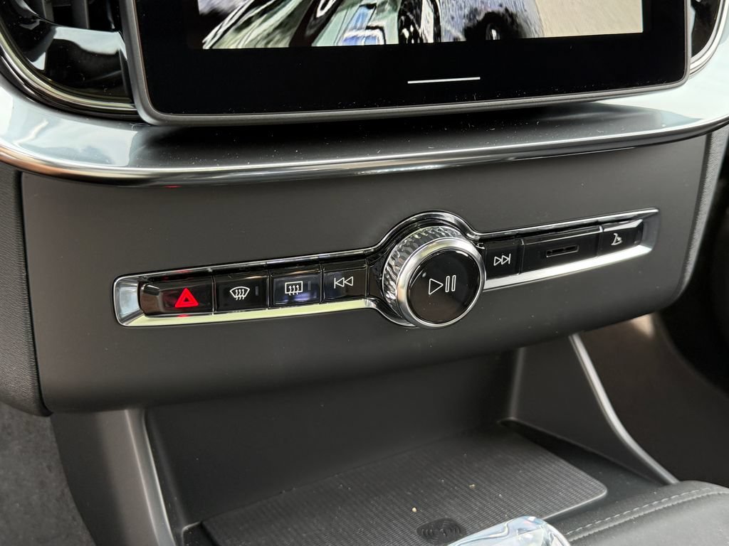 New 2026 Volvo XC90 T8 Plus AWD/4WD image 30