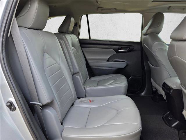 Used 2021 Toyota Highlander XLE FWD image 19