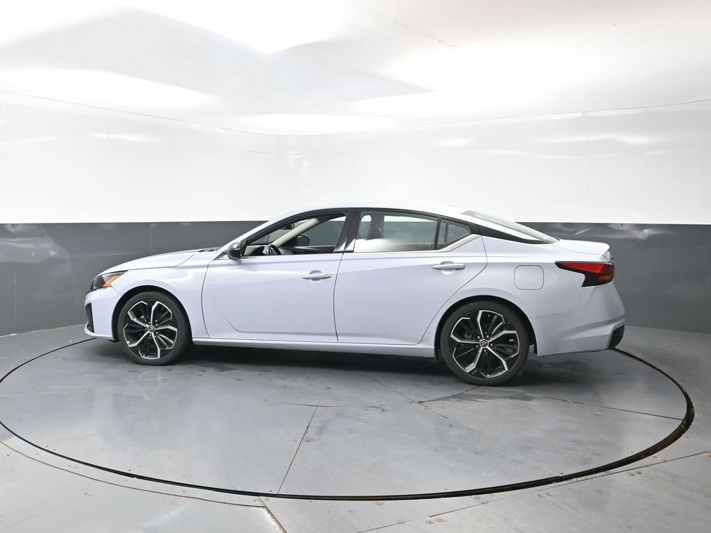 Used 2024 Nissan Altima 2.5 SR FWD image 10