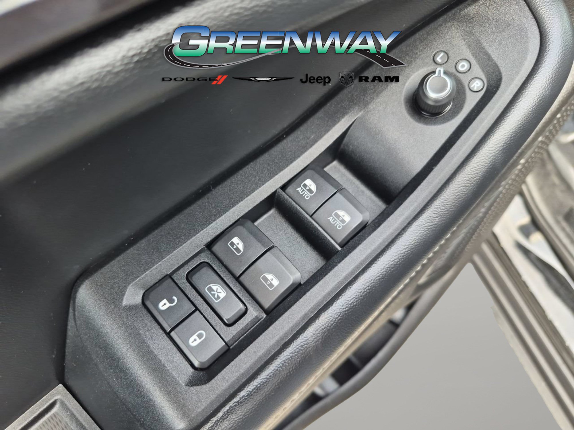 Used 2022 Jeep Grand Cherokee Laredo w/ Luxury Tech Group I AWD/4WD image 15
