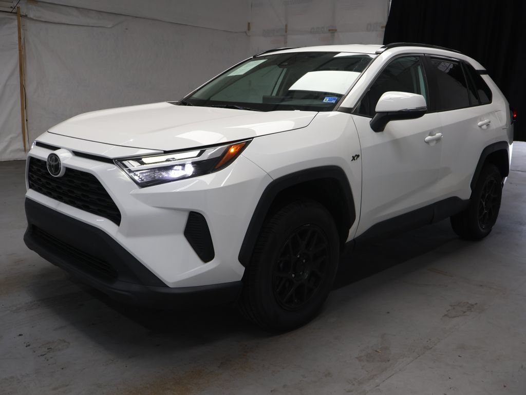 Used 2022 Toyota RAV4 XLE FWD image 3