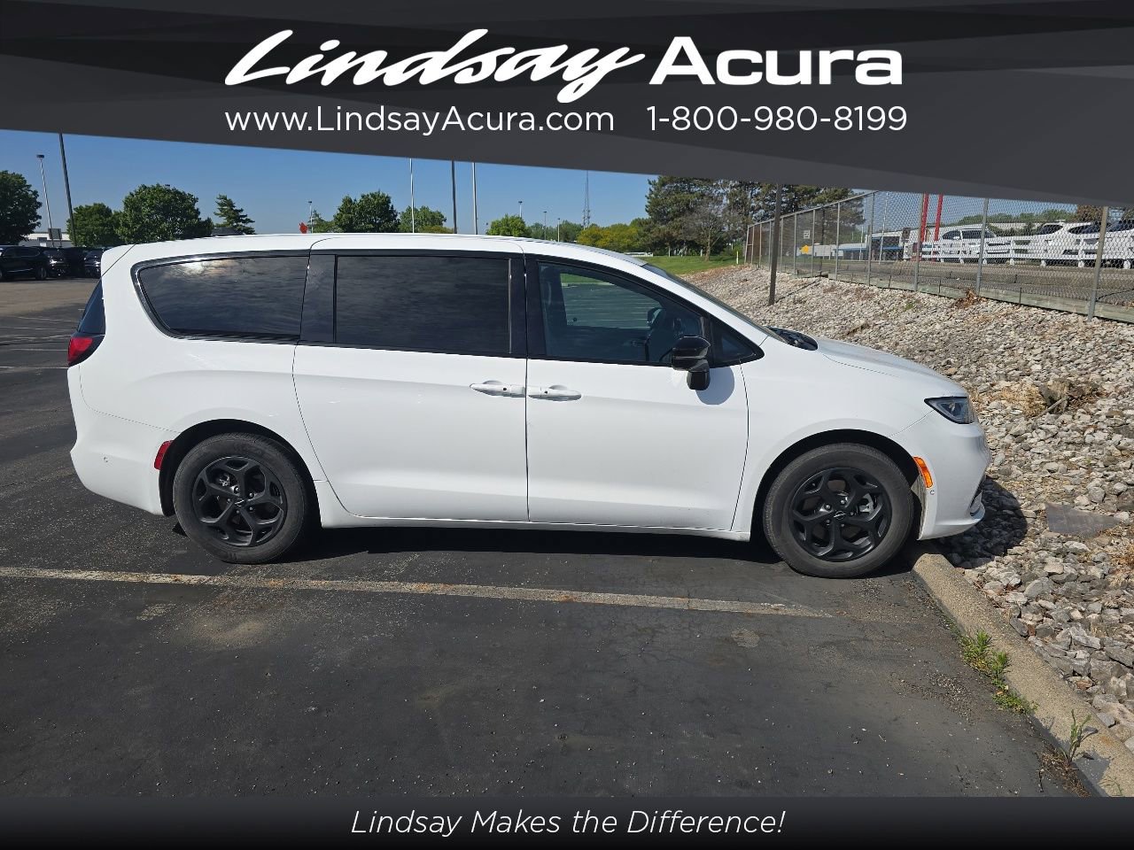 Used 2024 Chrysler Pacifica Limited FWD image 2