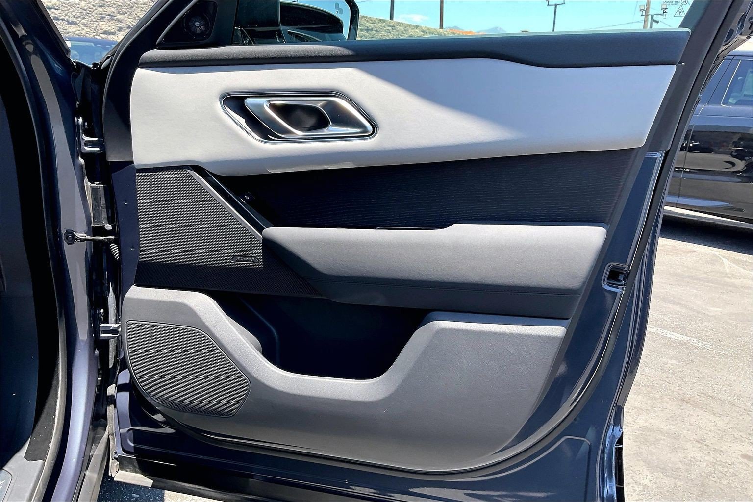 Certified 2025 Land Rover Range Rover Velar Dynamic SE AWD/4WD image 21