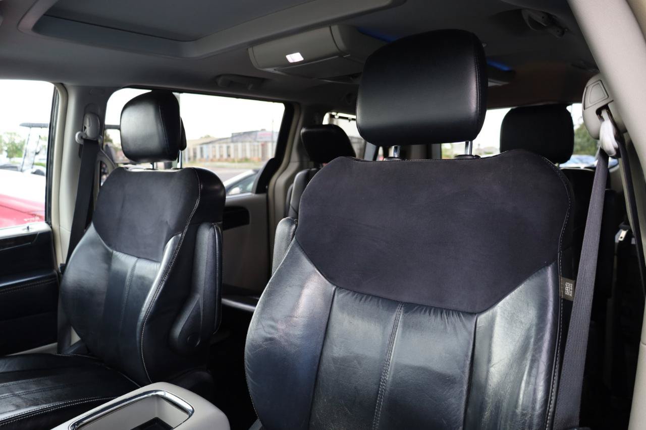 Used 2015 Chrysler Town & Country Limited Platinum FWD image 7