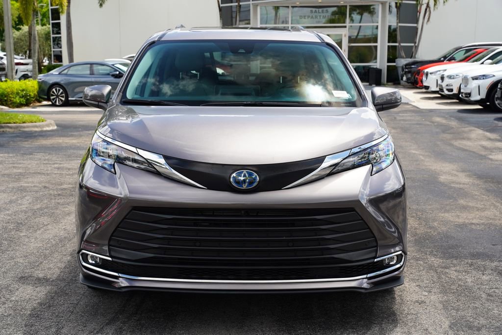 Used 2024 Toyota Sienna XLE FWD image 2