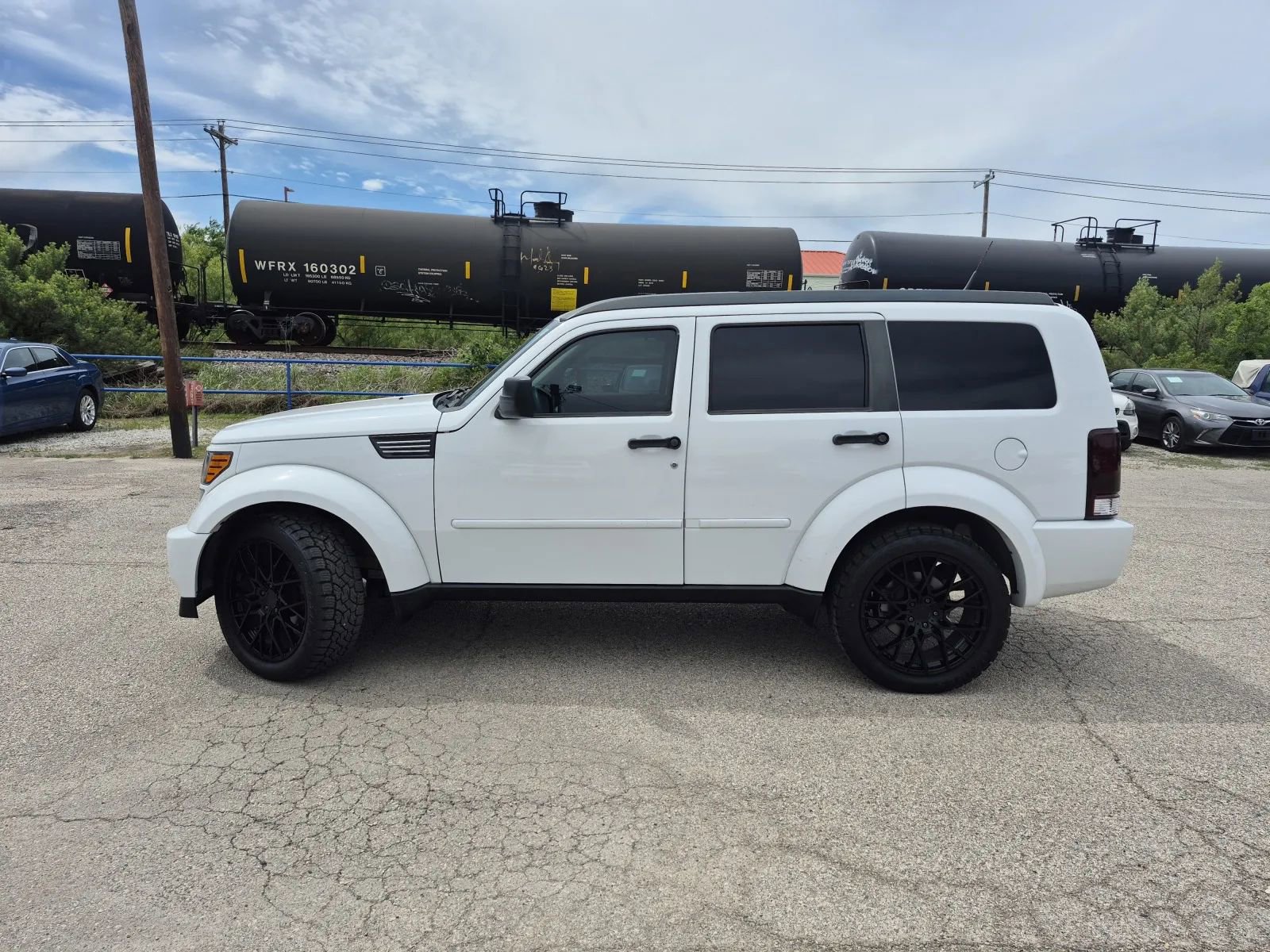 Used 2011 Dodge Nitro Heat RWD image 2
