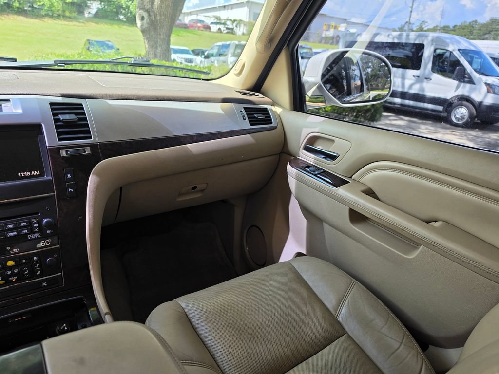 Used 2011 Cadillac Escalade ESV Premium RWD image 19