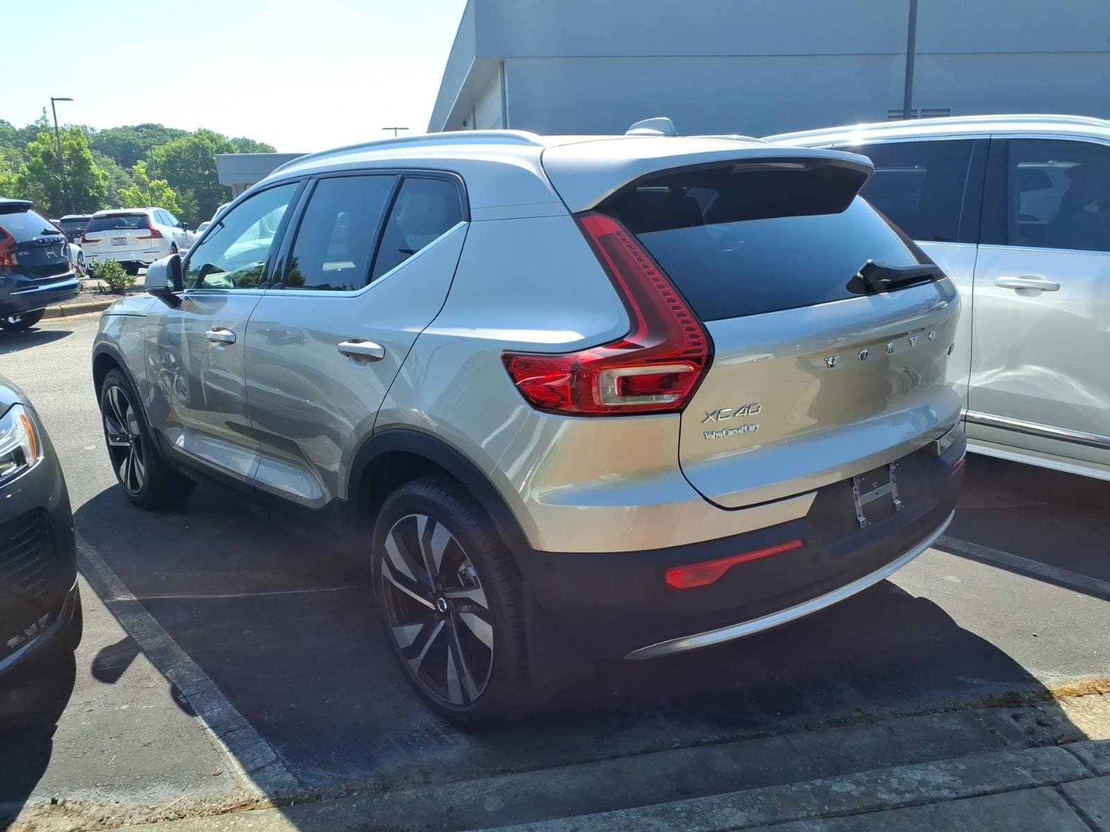 Used 2024 Volvo XC40 B5 Plus w/ Protection Package Premier AWD/4WD image 5