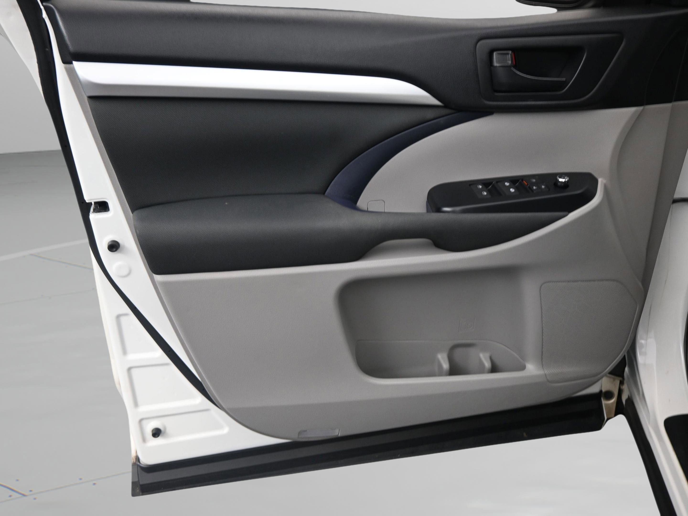 Used 2016 Toyota Highlander LE image 31