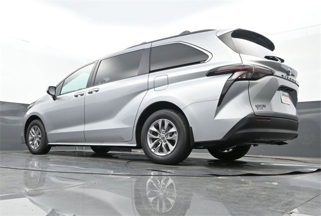 Used 2025 Toyota Sienna LE image 10