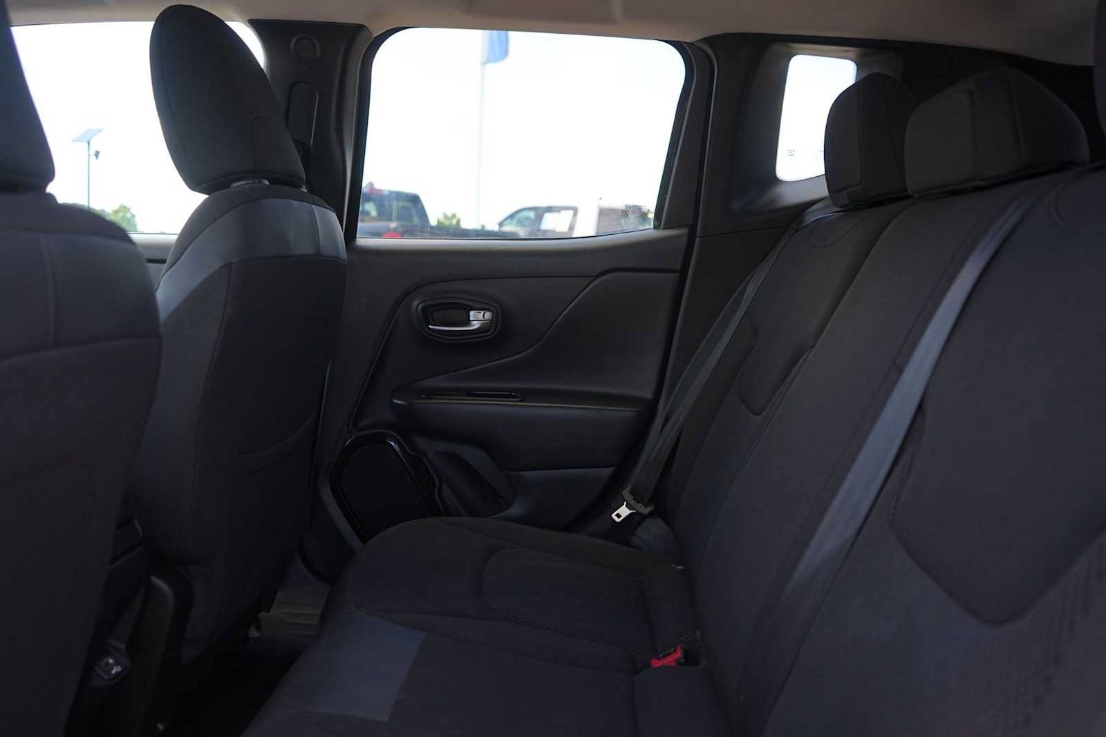 Used 2018 Jeep Renegade Altitude FWD image 14
