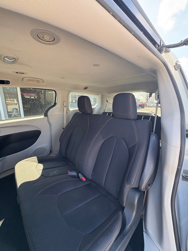 Used 2018 Chrysler Pacifica L image 11