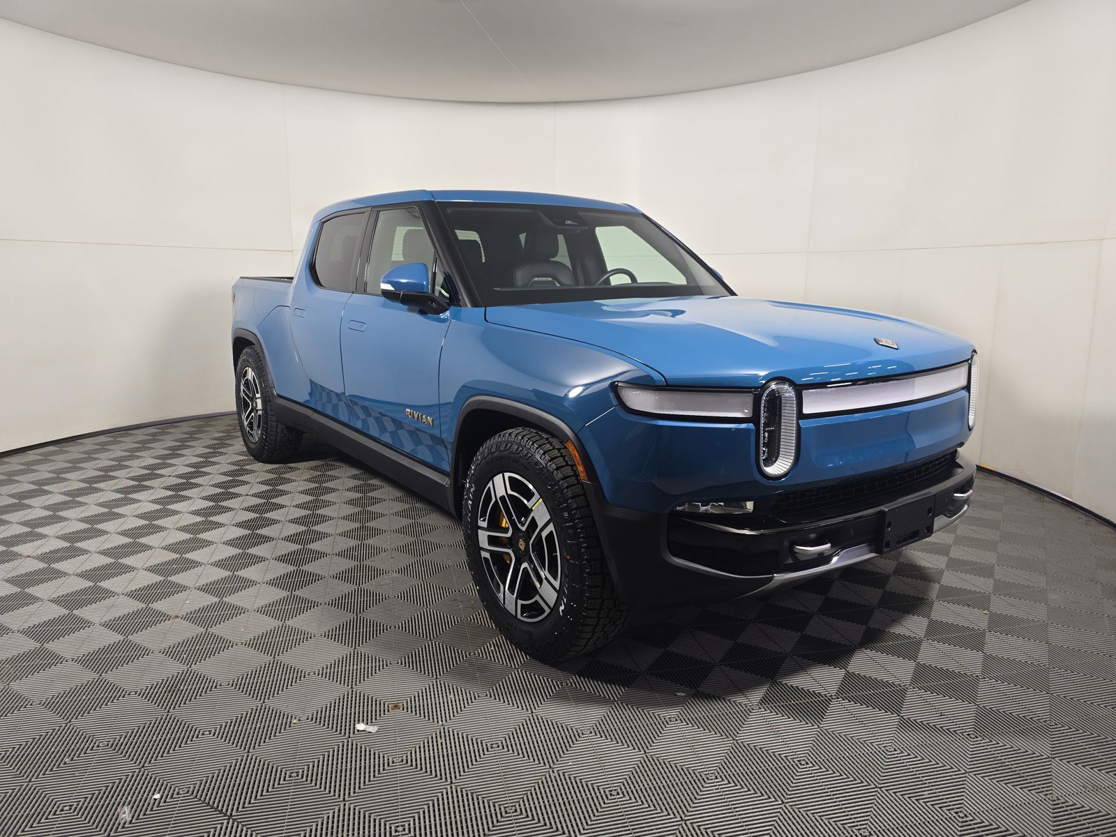 Used 2023 Rivian R1T Adventure image 7