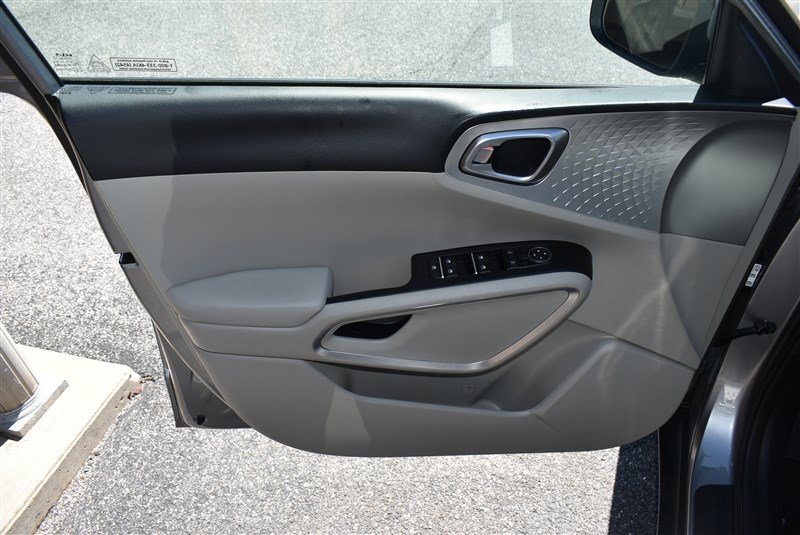 Used 2025 Kia Soul LX w/ LX Technology Package FWD image 9