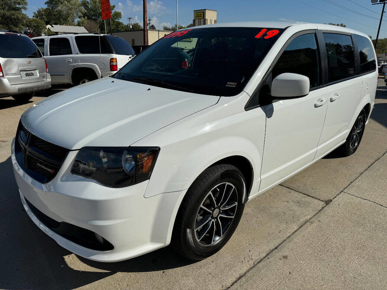Used 2019 Dodge Grand Caravan SE image 3