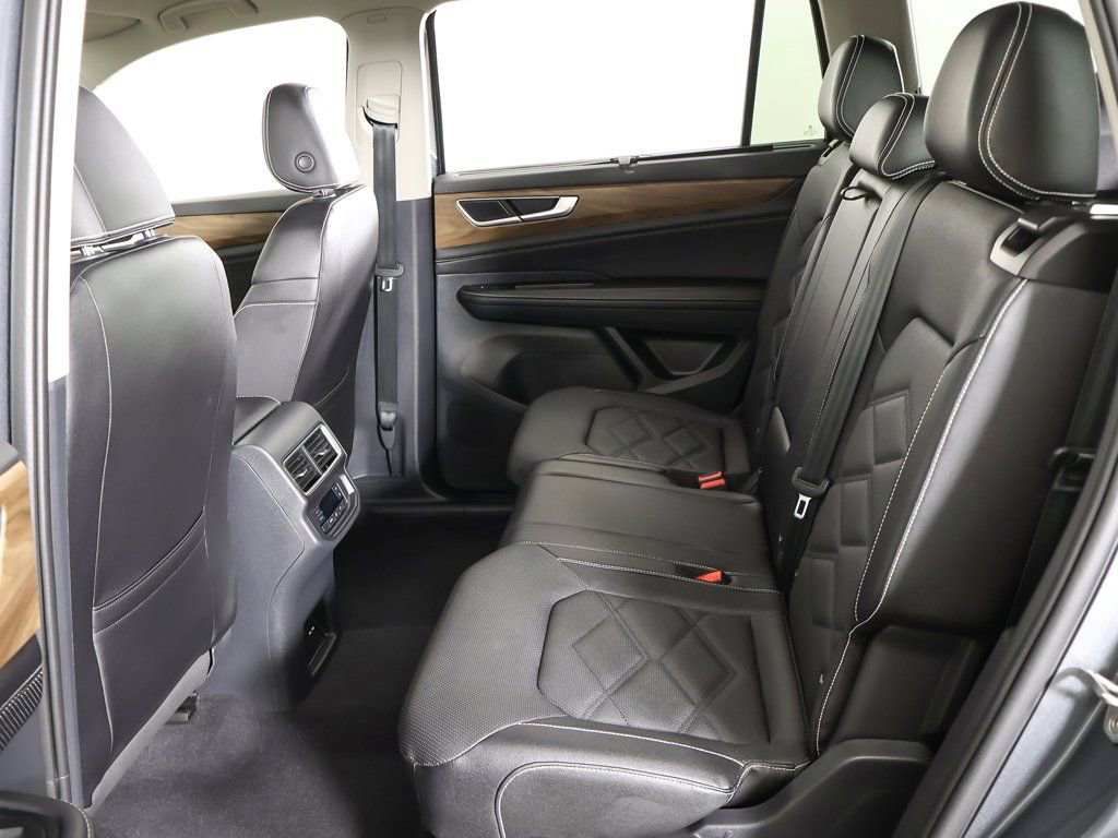 Used 2025 Volkswagen Atlas SE image 34