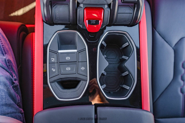 Used 2025 Lamborghini Urus SE image 29