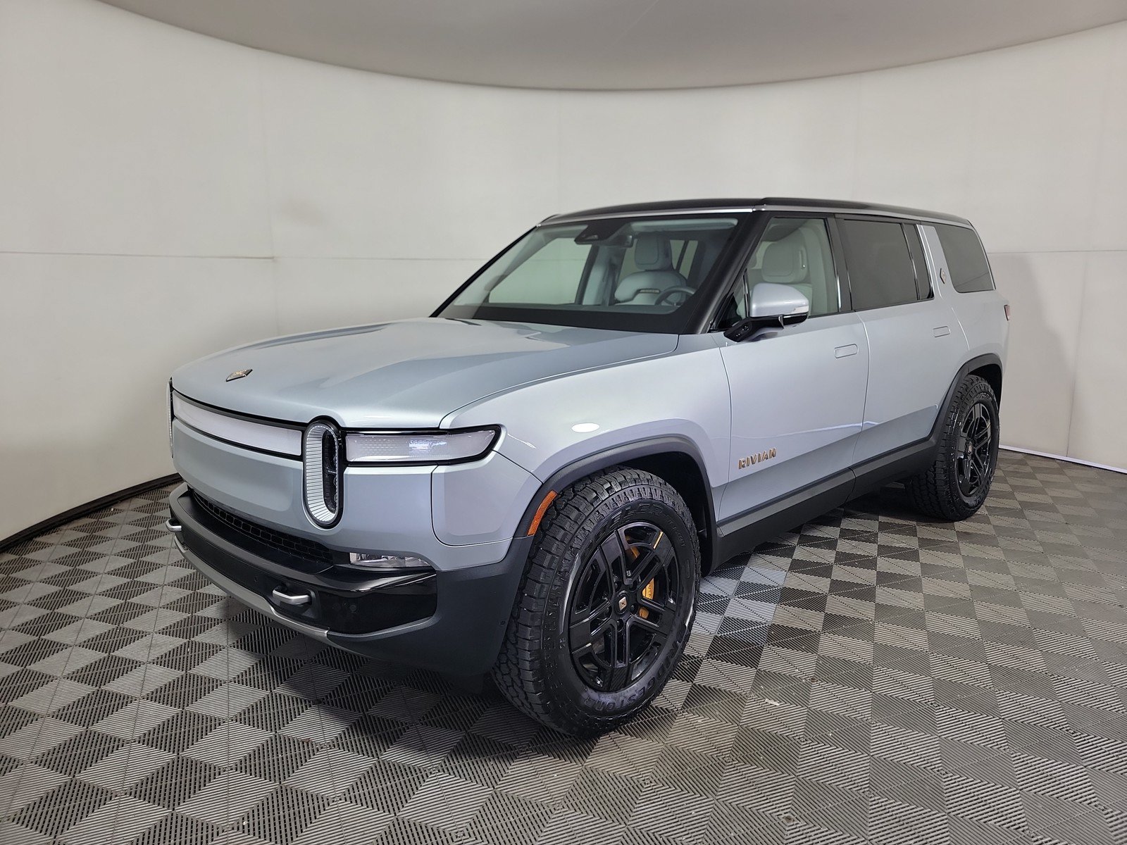 Used 2023 Rivian R1S Adventure AWD/4WD image 1
