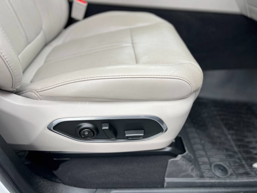 Used 2024 Jeep Wagoneer L Series II w/ Flexible Seating Group RWD image 23