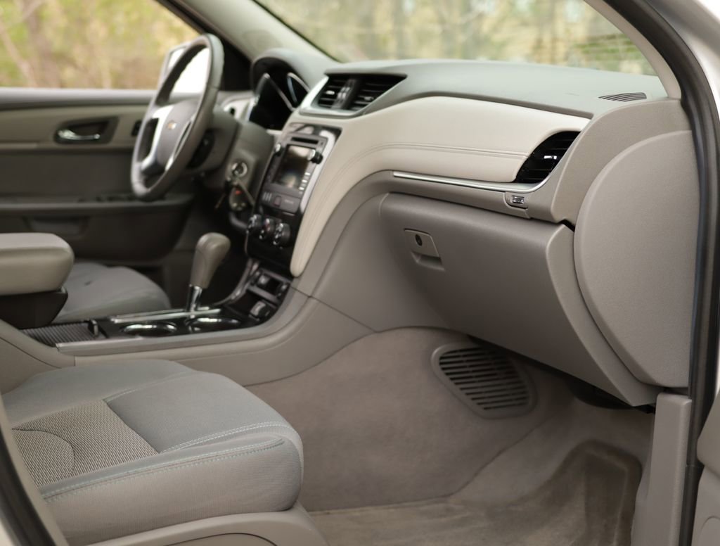Used 2017 Chevrolet Traverse LT image 29