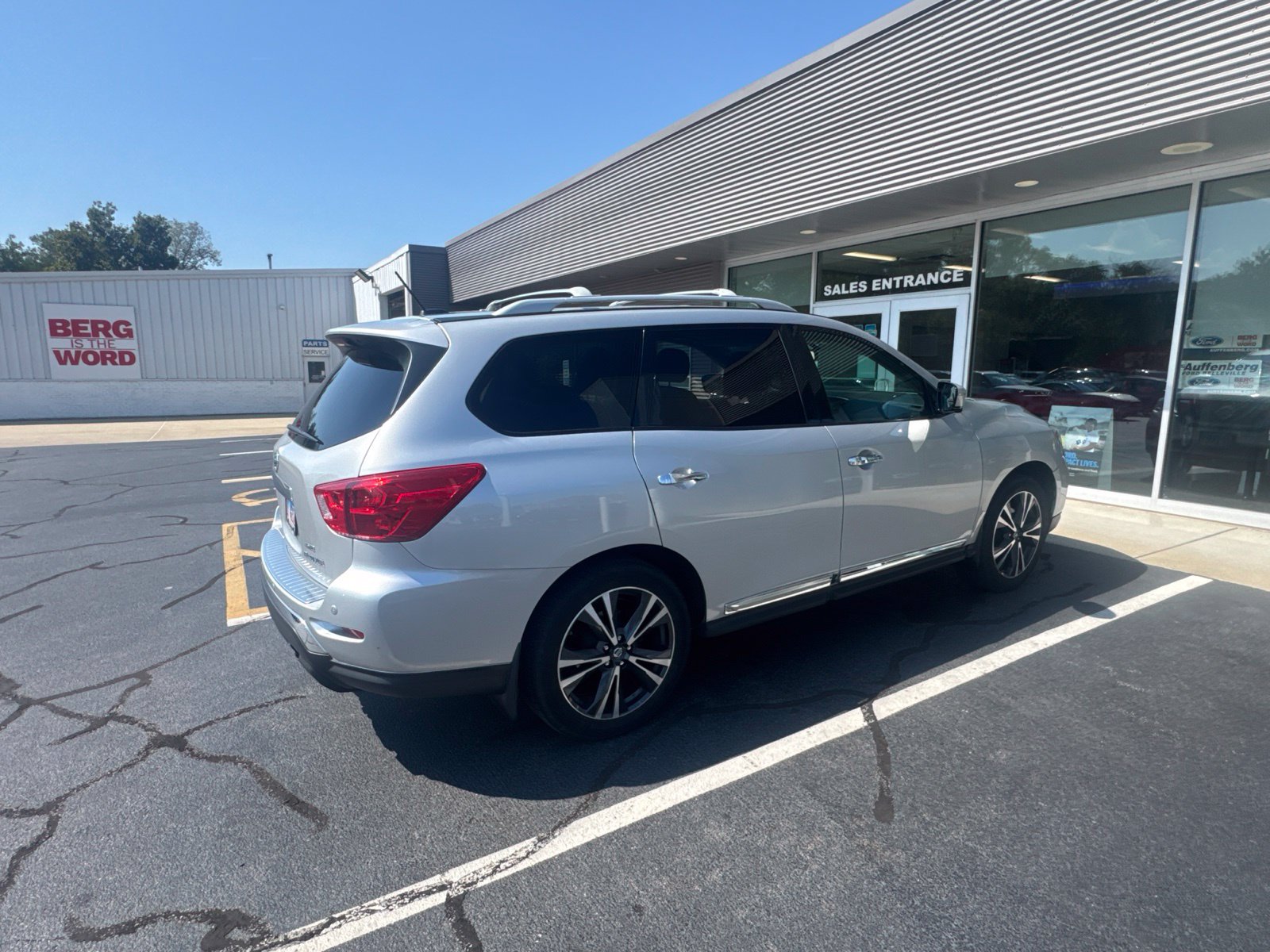 Used 2017 Nissan Pathfinder Platinum AWD/4WD image 5