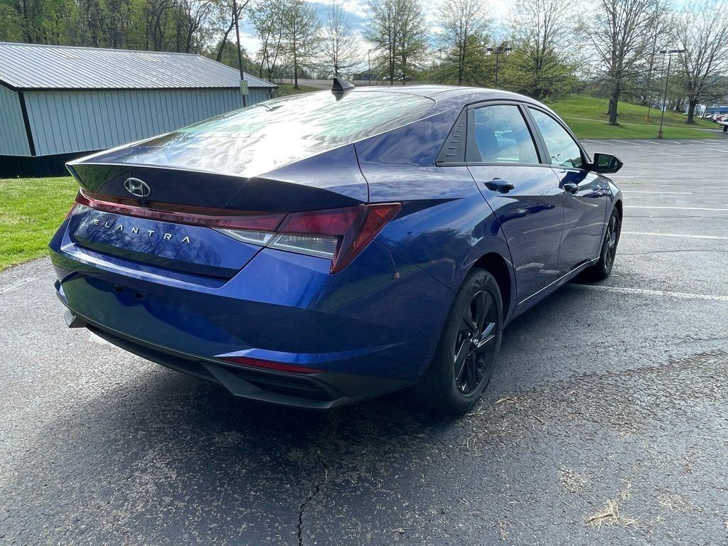 Used 2022 Hyundai Elantra SEL w/ Convenience Package FWD image 3