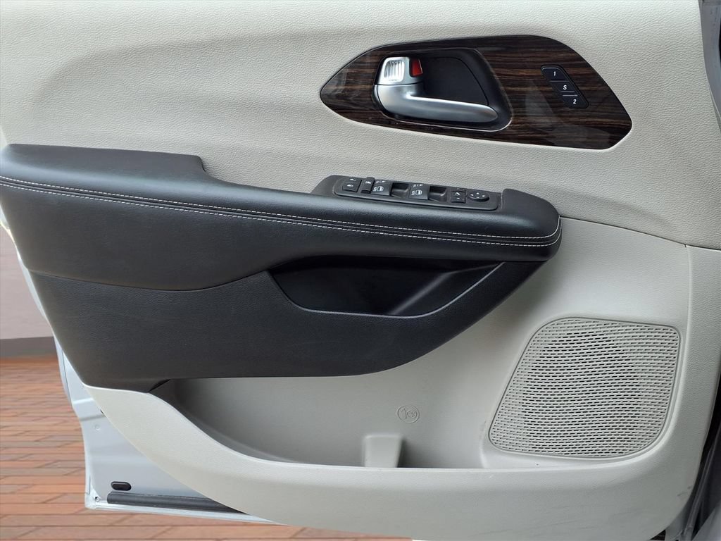 Used 2023 Chrysler Pacifica Limited FWD image 22