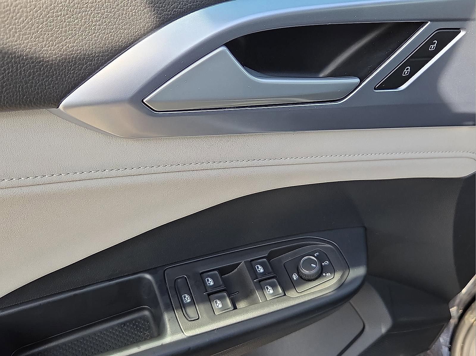 Used 2025 Volkswagen Taos SE image 12