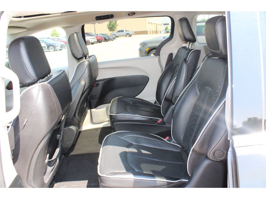 Used 2023 Chrysler Pacifica Limited image 18
