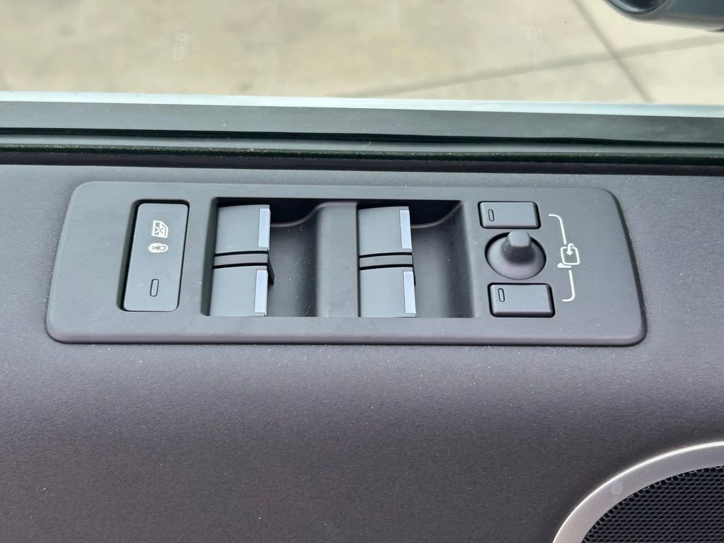 Used 2025 Land Rover Discovery S image 26