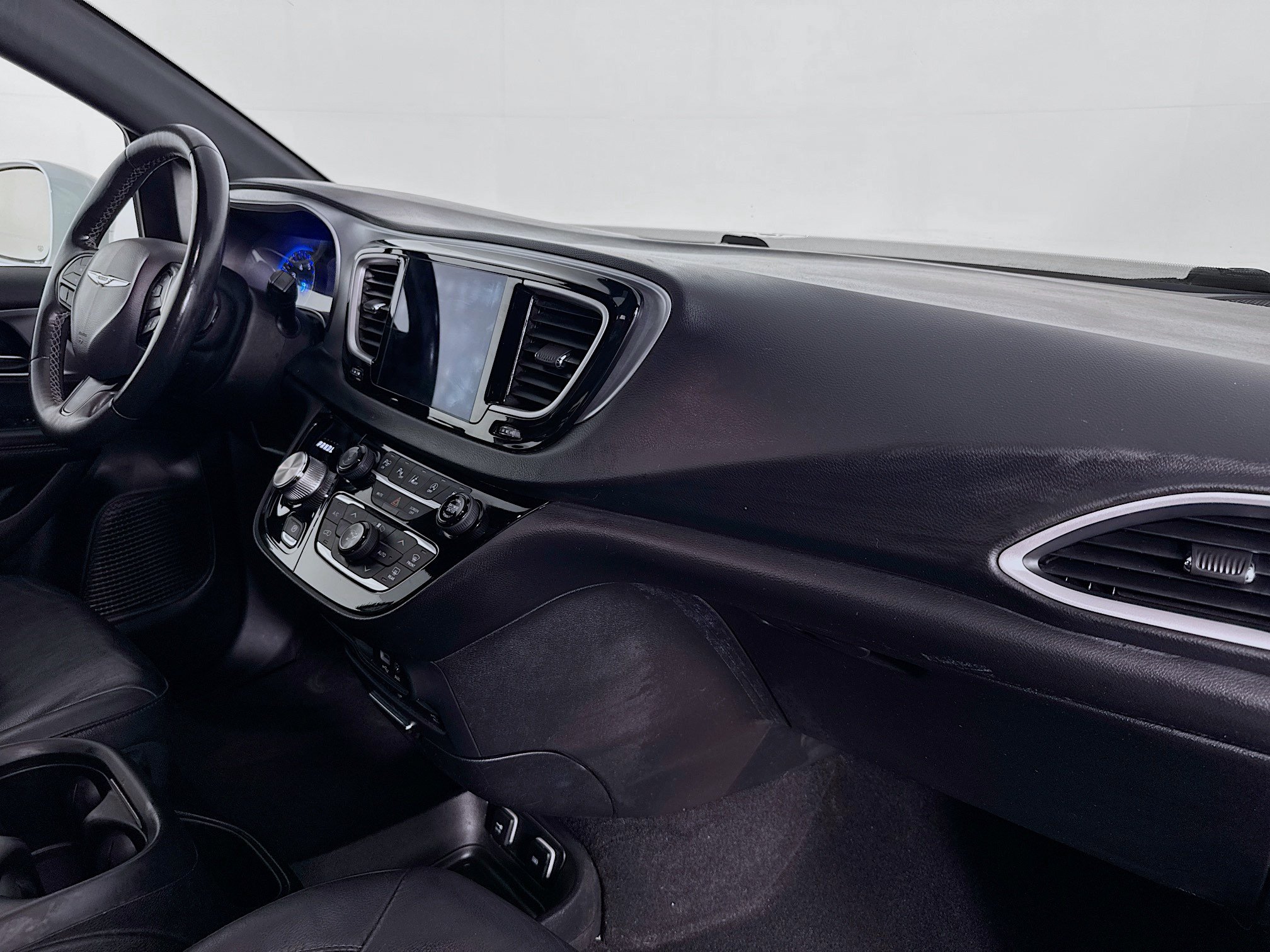 Used 2020 Chrysler Pacifica Touring-L Plus FWD image 28
