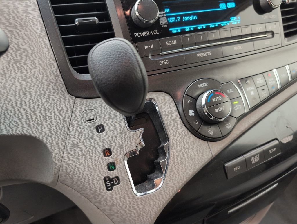 Used 2013 Toyota Sienna LE image 30