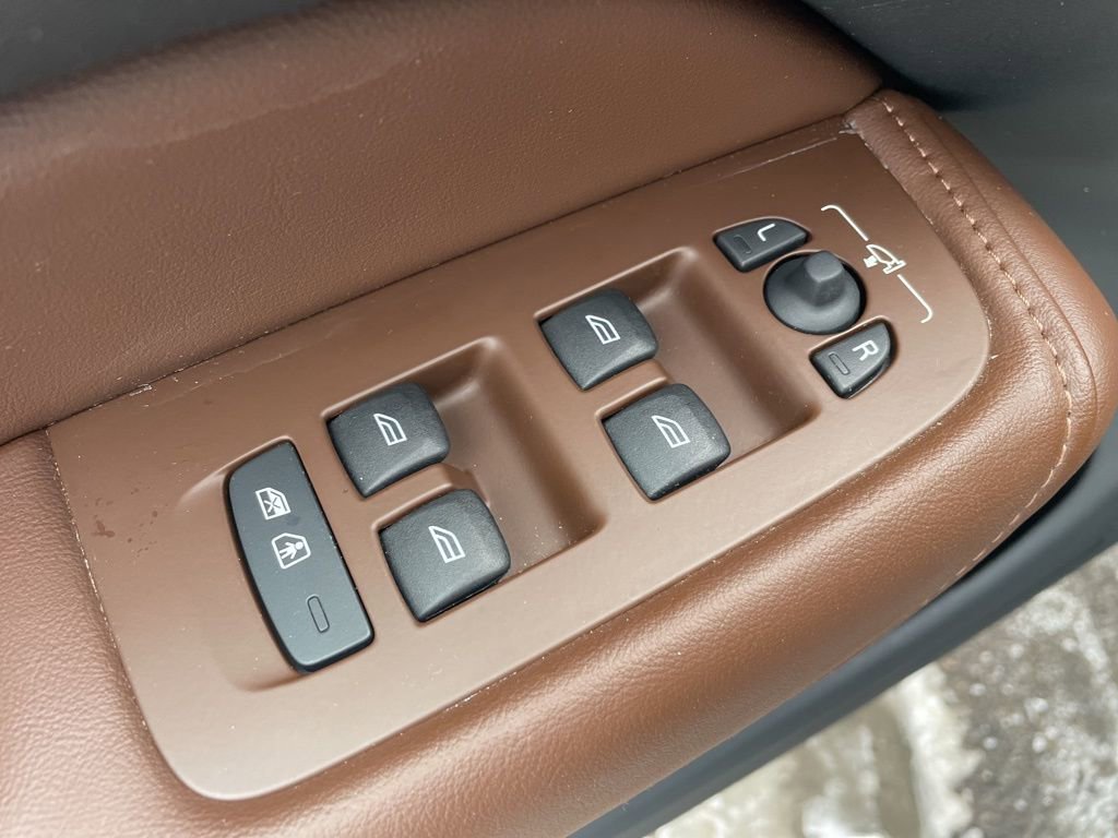 Certified 2023 Volvo XC60 B5 Plus w/ Climate Package image 19