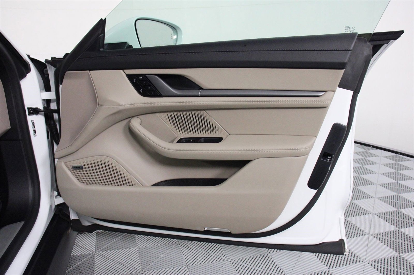 Used 2025 Porsche Taycan image 23