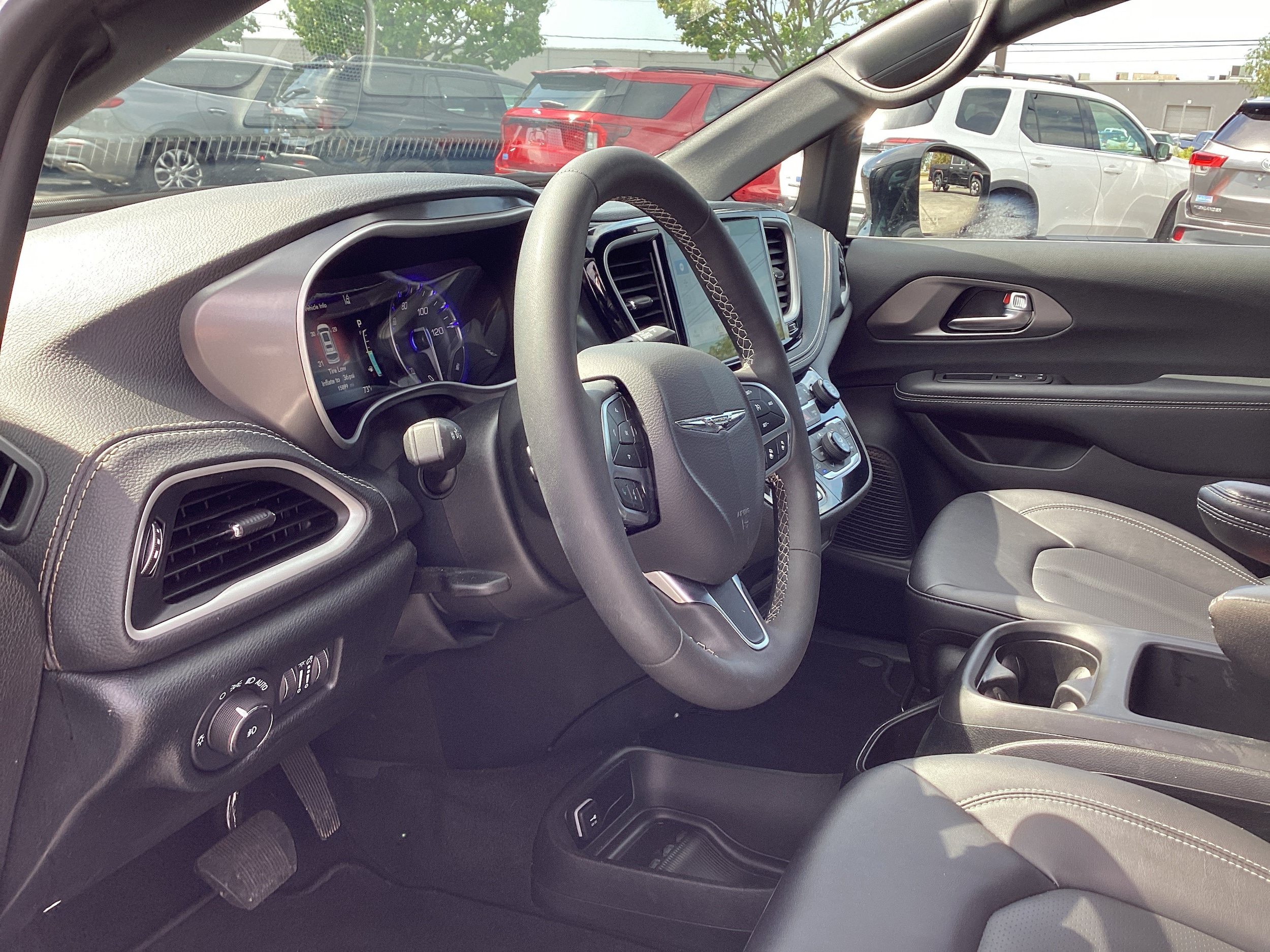 Used 2026 Chrysler Pacifica Select FWD image 11