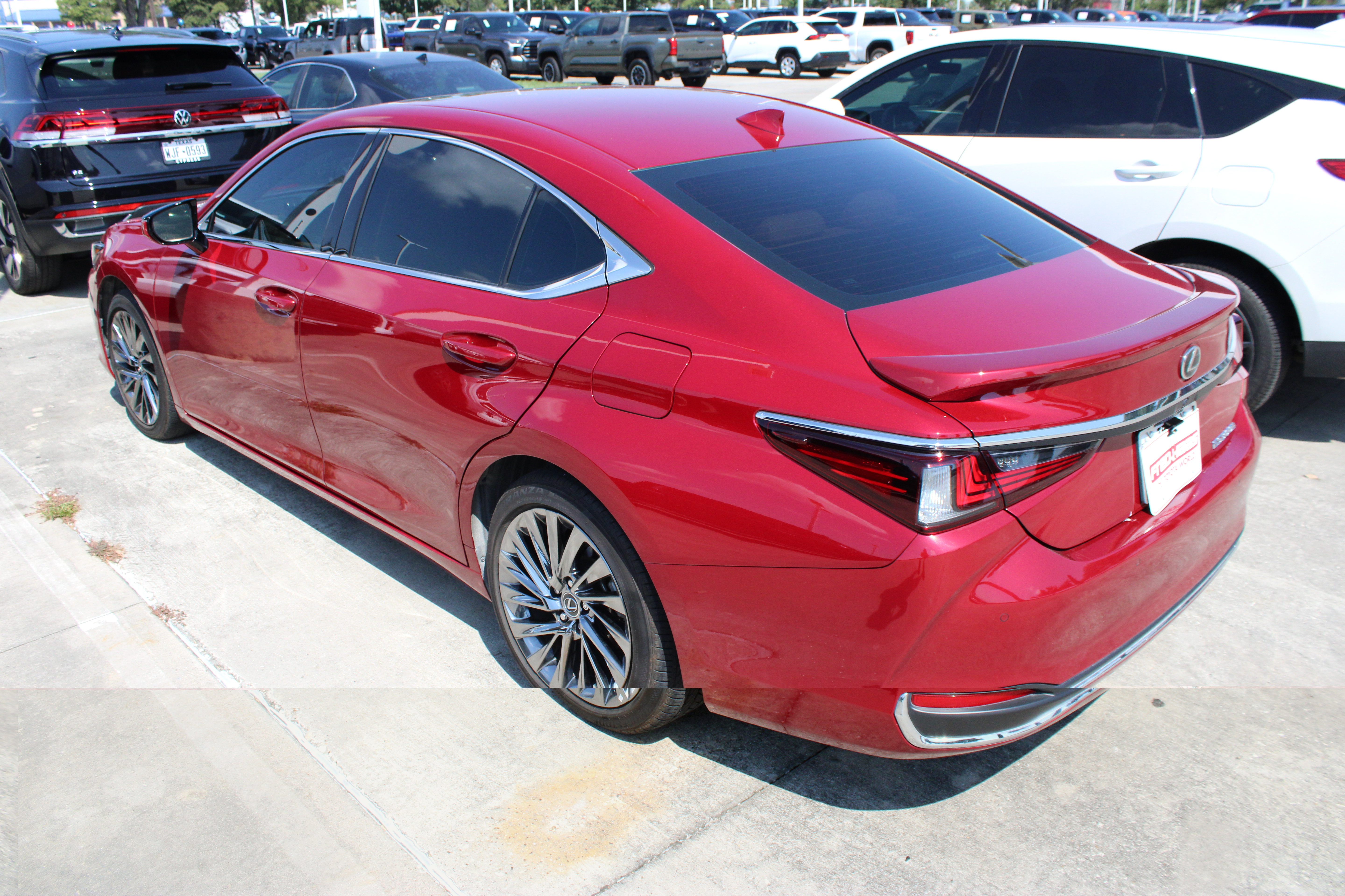 Used 2025 Lexus ES 300h Ultra Luxury w/ Accessory Package (Z2) FWD image 5