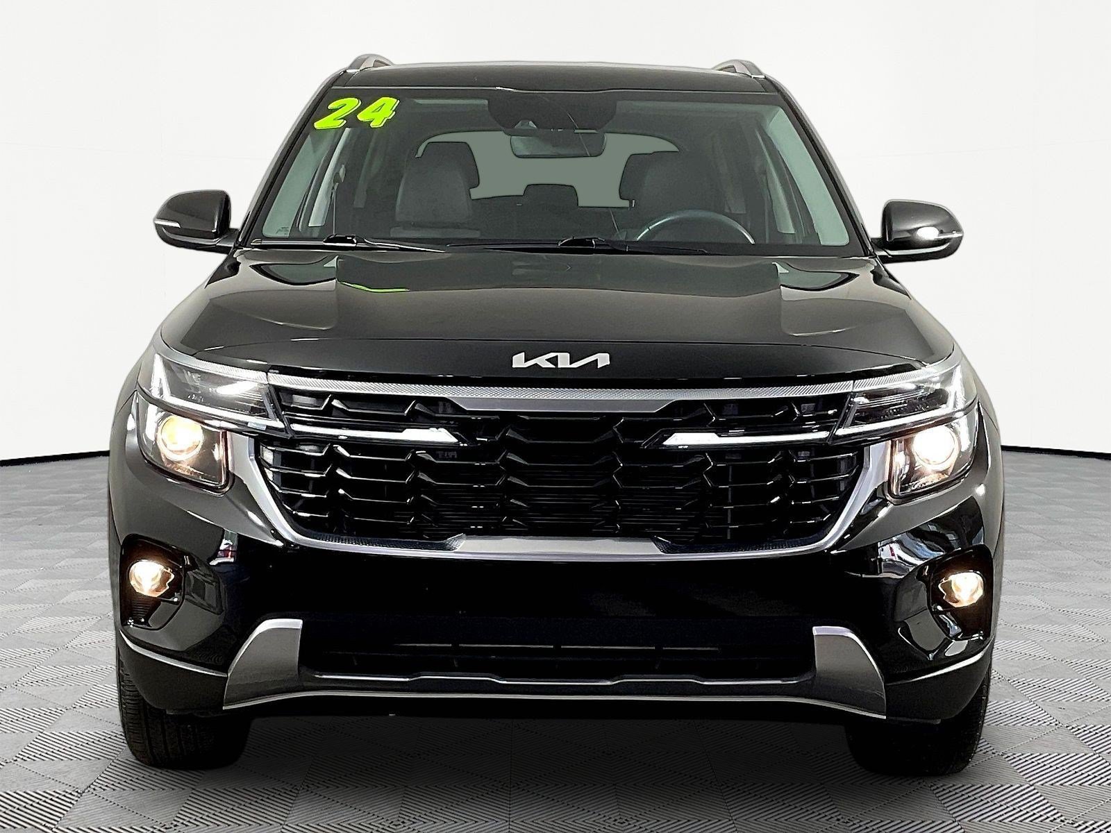 Used 2024 Kia Seltos S AWD/4WD image 2