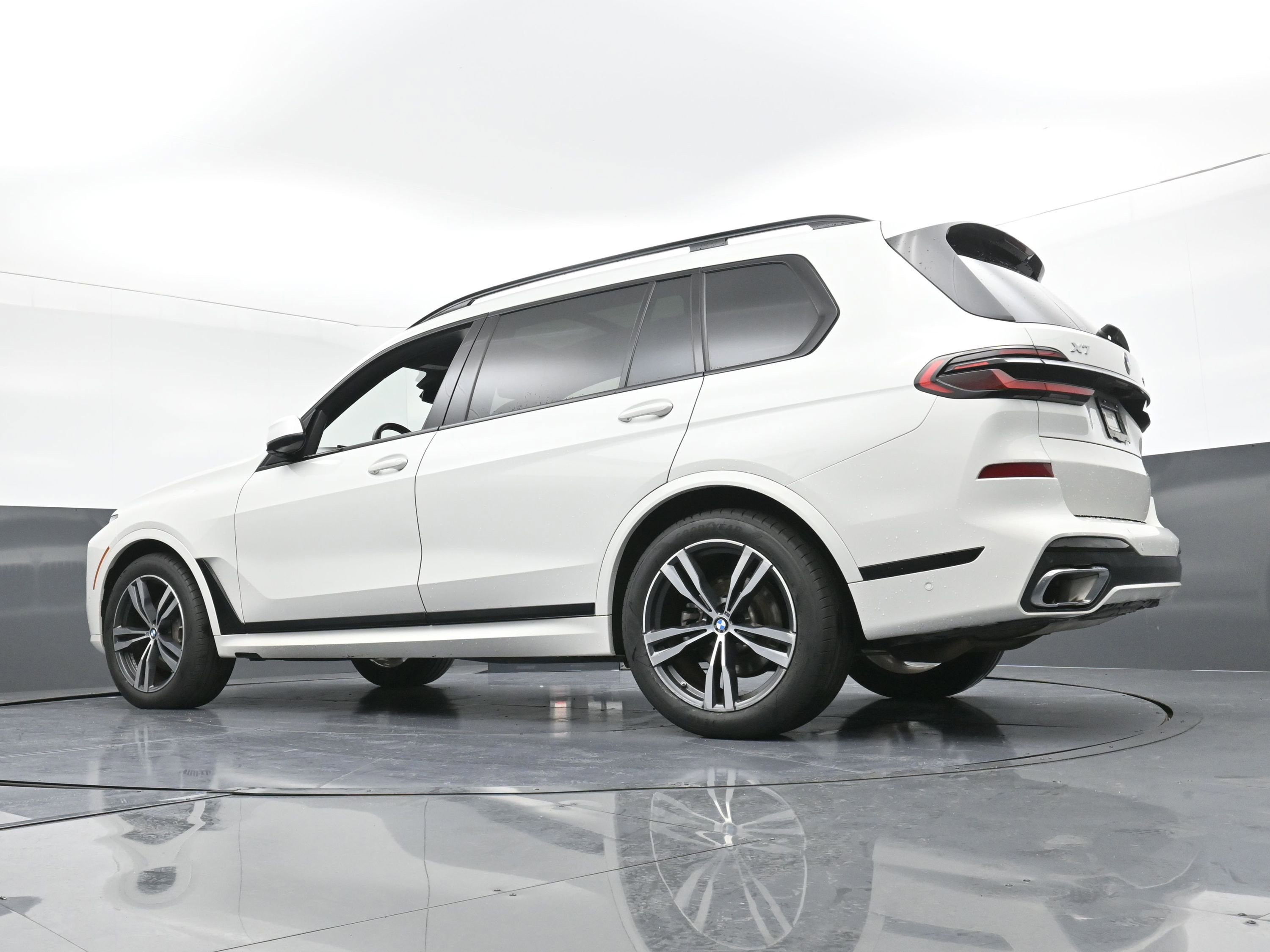 Used 2024 BMW X7 xDrive40i w/ M Sport Package image 29