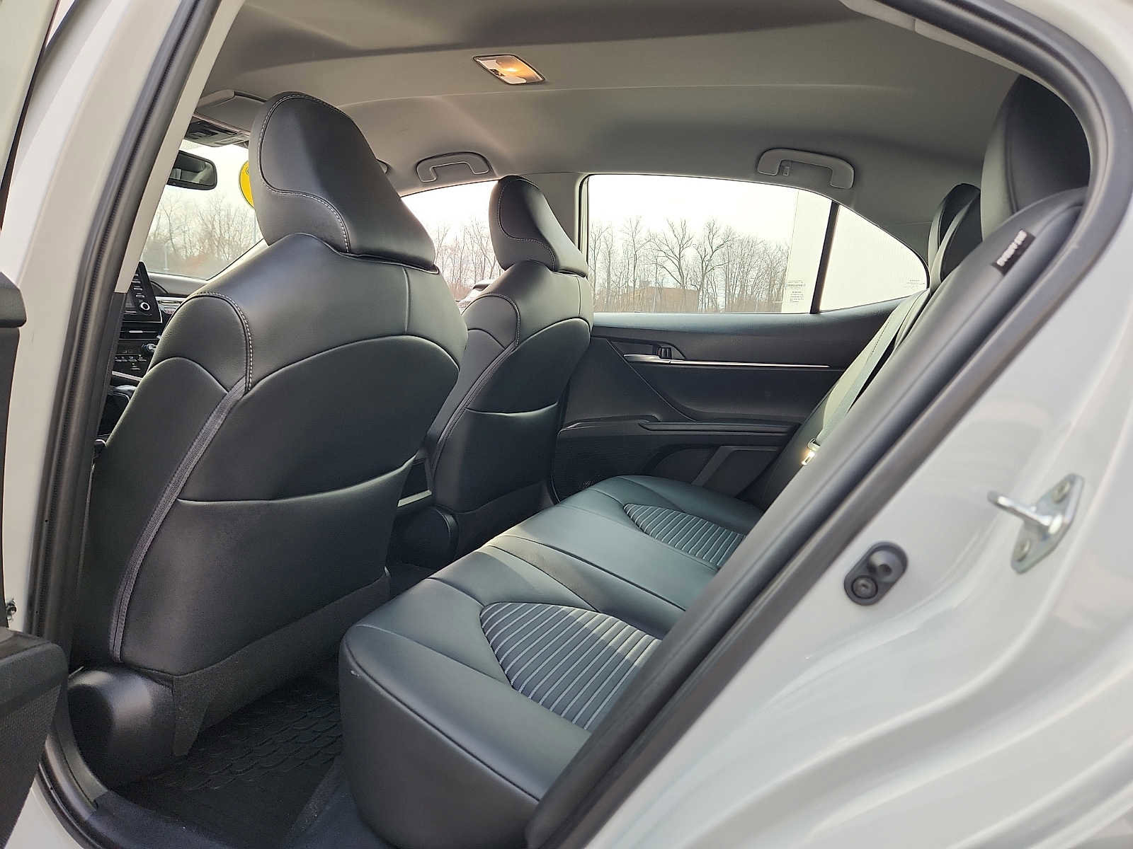 Used 2023 Toyota Camry SE w/ Cold Weather Package image 10