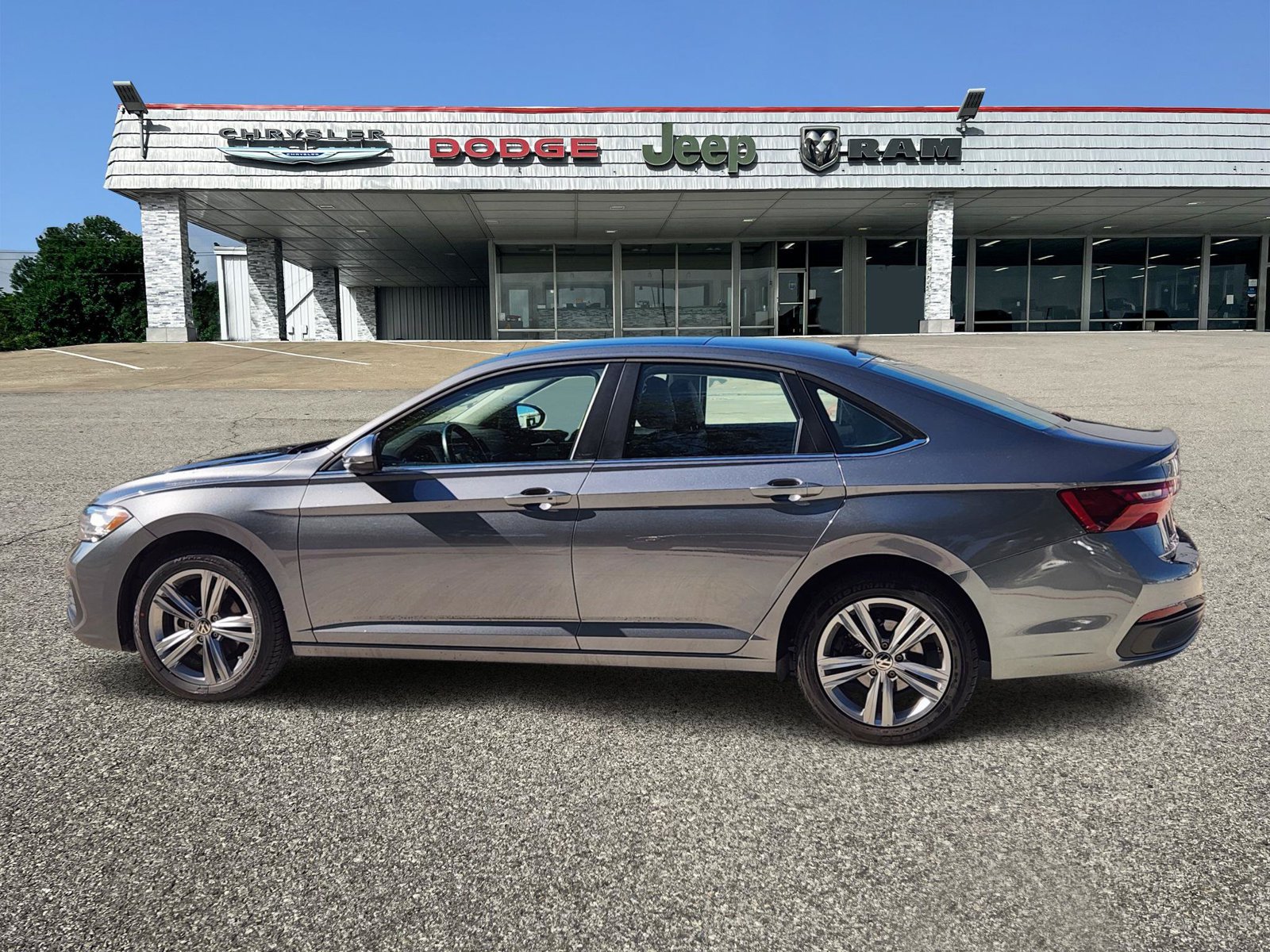 Used 2024 Volkswagen Jetta SE FWD image 3