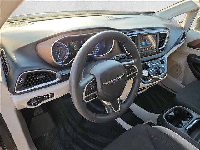 Used 2018 Chrysler Pacifica Touring Plus w/ Tire & Wheel Group FWD image 10