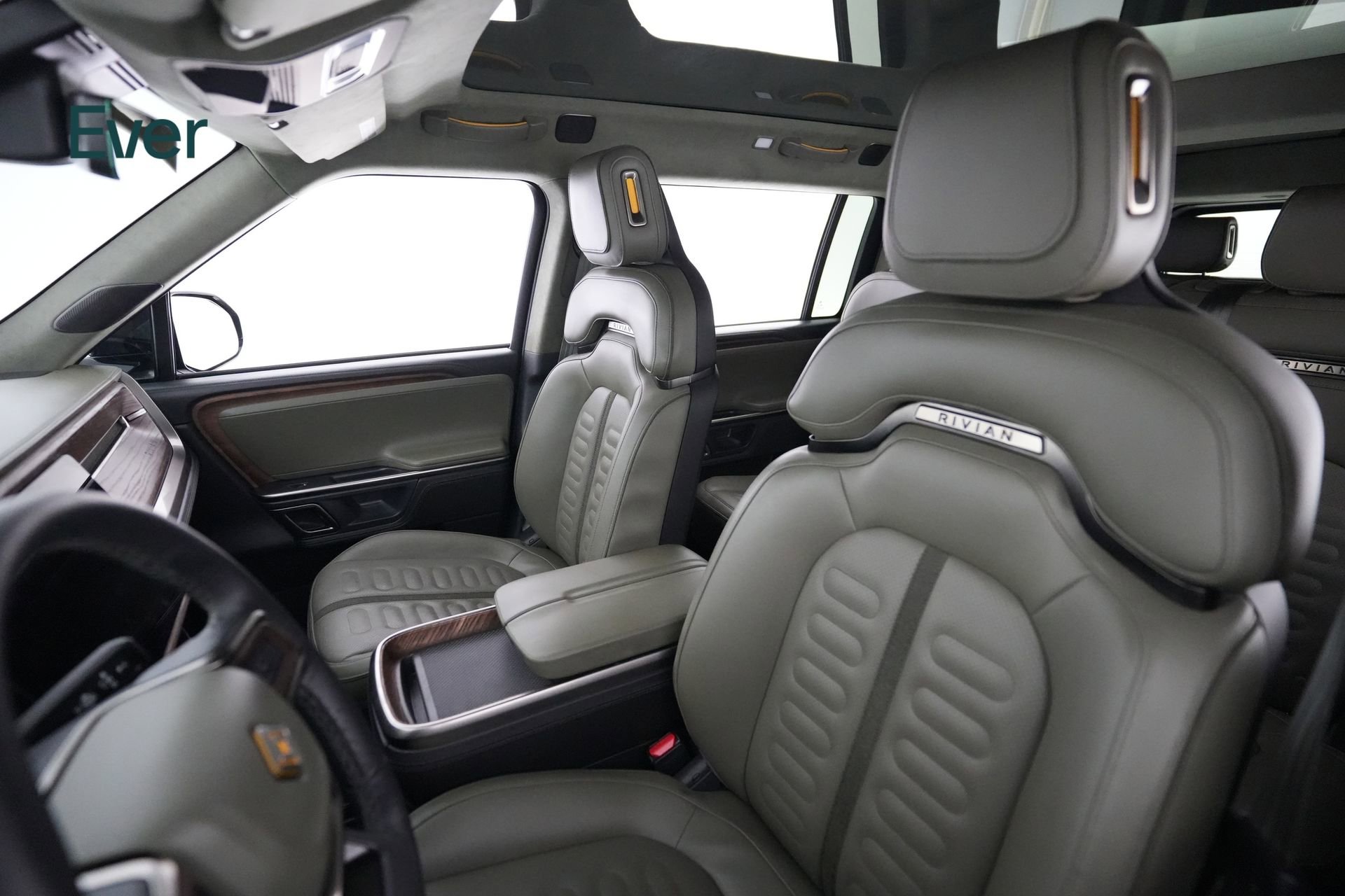 Used 2024 Rivian R1S Adventure image 4