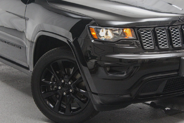 Used 2022 Jeep Grand Cherokee Laredo X AWD/4WD image 2