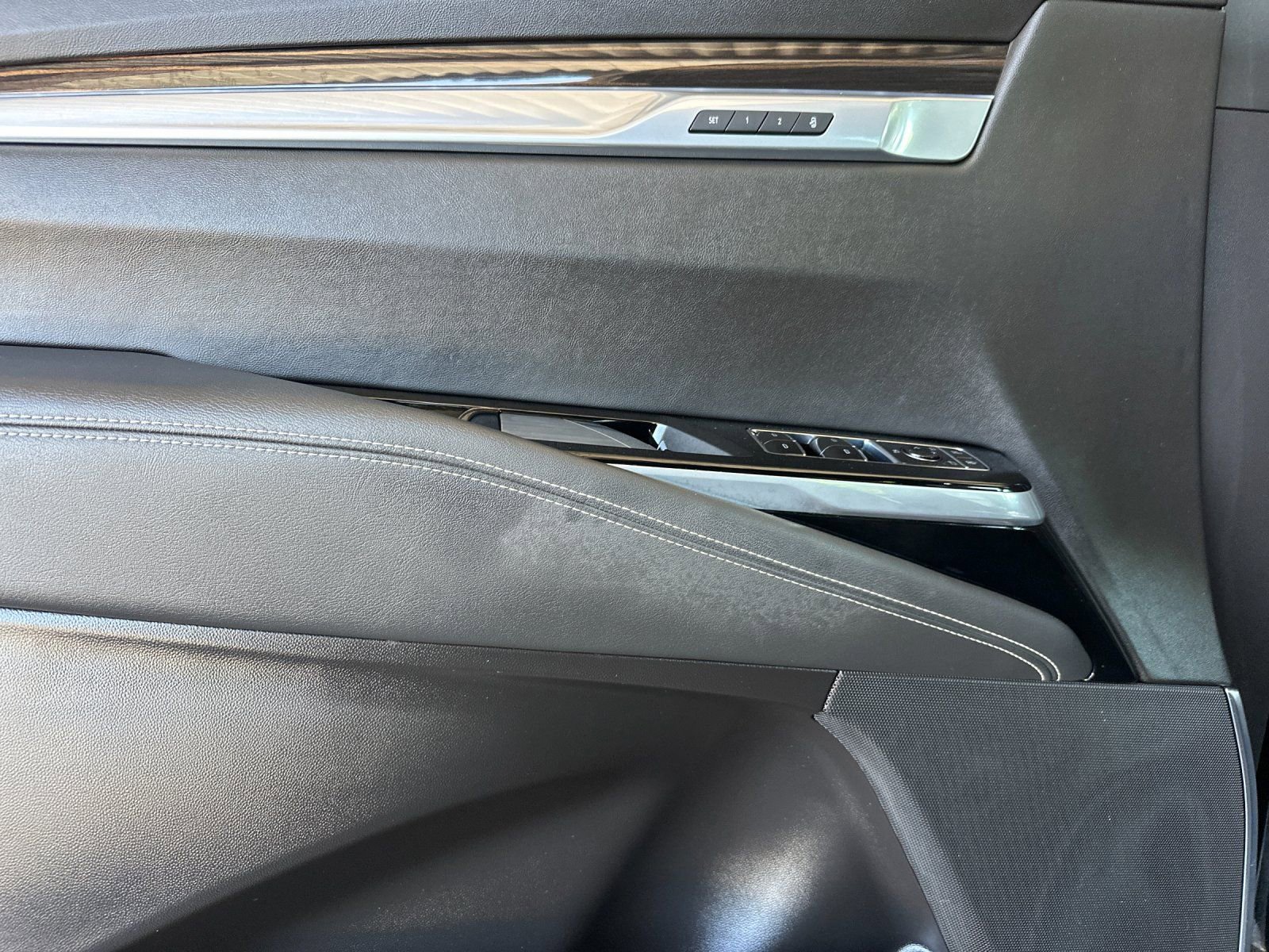 Used 2025 Cadillac Escalade ESV Luxury image 12