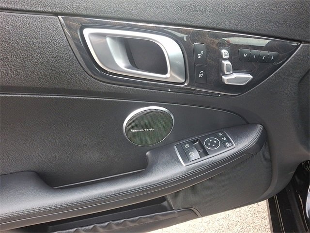 Used 2019 Mercedes-Benz SLC 300 w/ Premium Package image 11