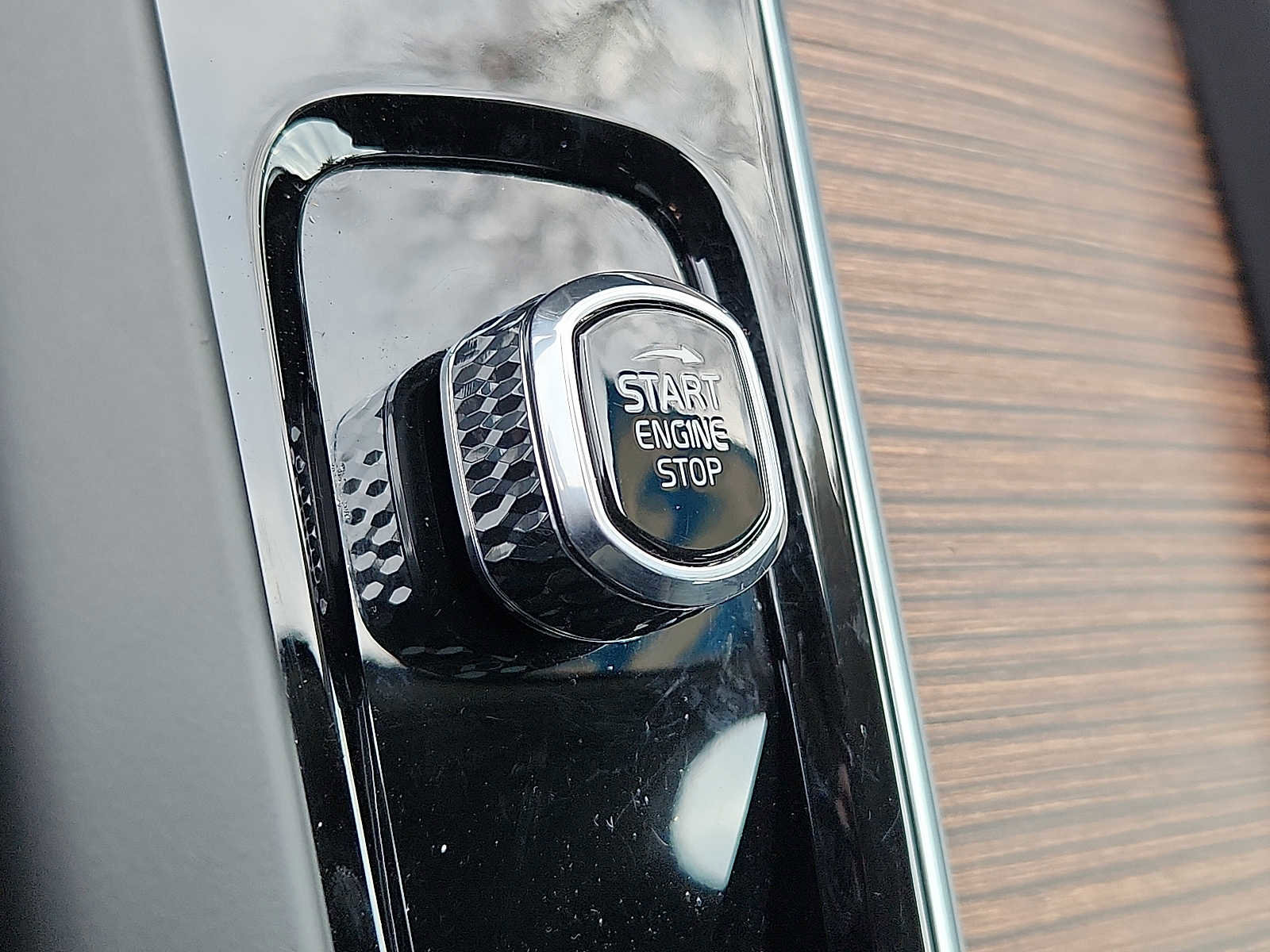 Certified 2023 Volvo XC60 B5 Plus w/ Climate Package image 23