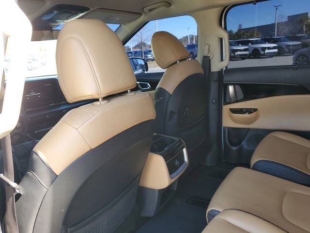 Used 2022 Kia Carnival EX image 11