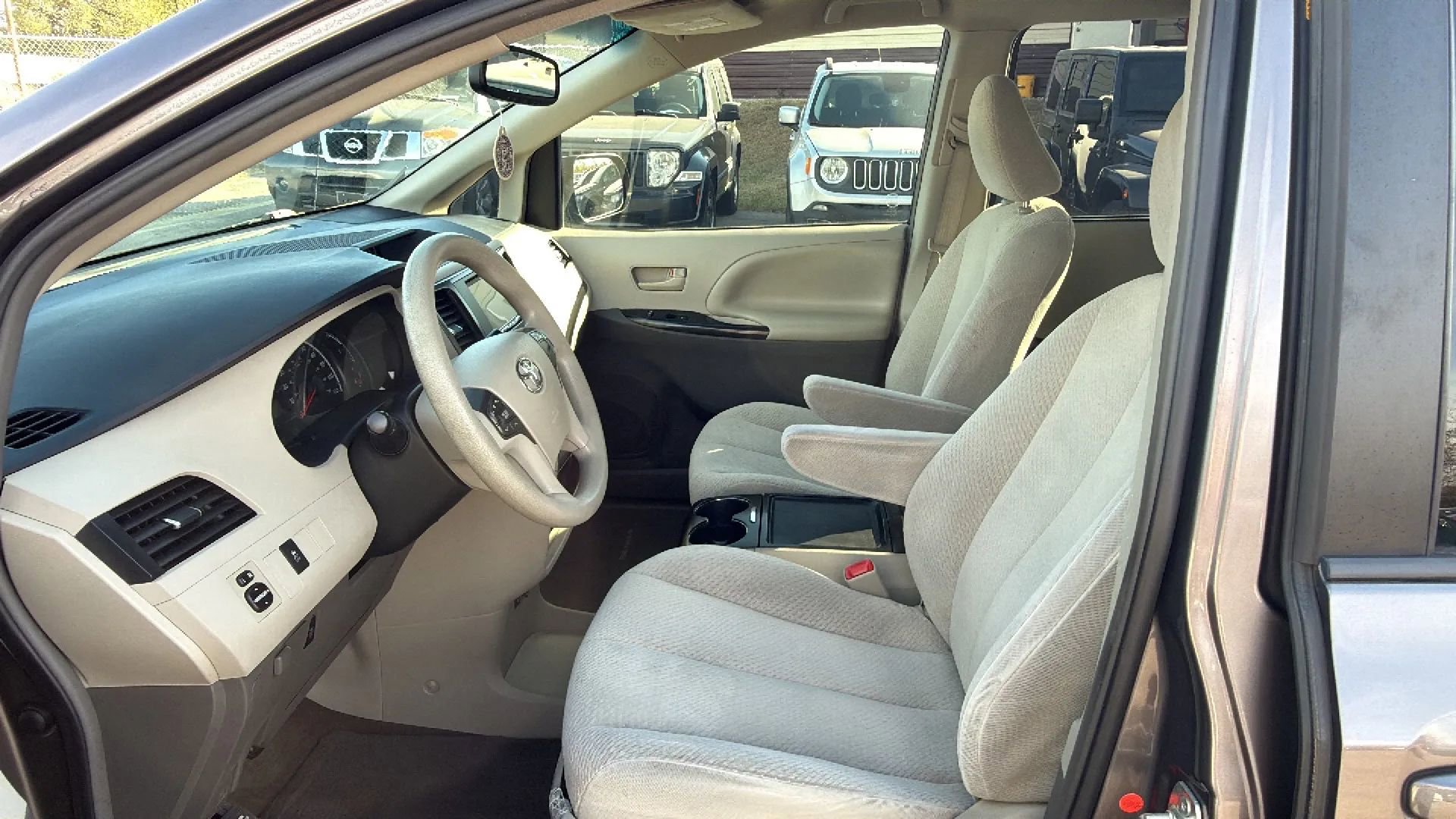 Used 2012 Toyota Sienna LE image 9