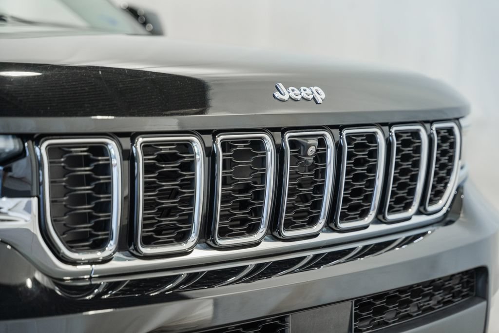 Used 2023 Jeep Grand Cherokee L Limited w/ Luxury Tech Group II AWD/4WD image 13