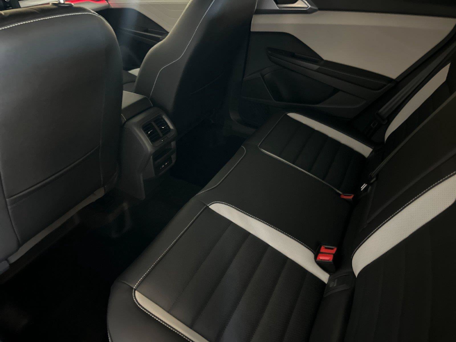 New 2026 Volkswagen Taos SEL AWD/4WD image 11